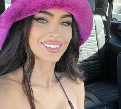 Меган Фокс засвітила пишний бюст у визивному топі та заявила, що шукає дівчину