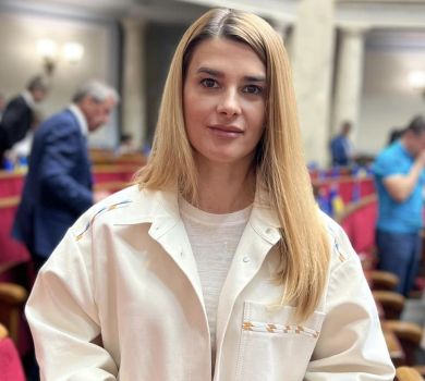 Слідкуємо за руками: депутатка Білозір заради фото в Раді зняла коштовні браслети?