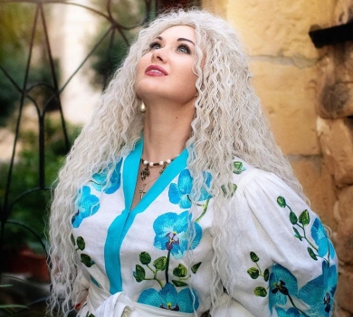 Довгокоса і замріяна: Бужинська на Мальті попозувала в вишиванці. ФОТО