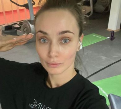 Мішина в топіку та лосинах показала, як порається з собою у качалці. ВІДЕО