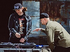 Бумбокс у стріт-відео покаталися на гітарах-скейтах та показали трюки дівчат у сіточці