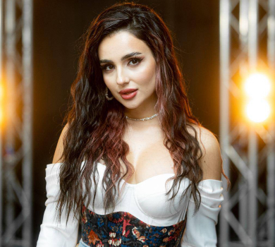 Трінчер перетворилася на білявку та погопцювала з Позитивом на столі у новому кліпі