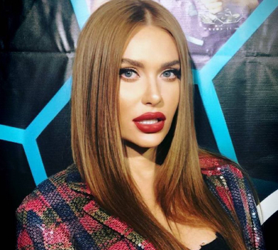 Камінська заселфилася з дітьми і показала засмагу року на своєму декольте