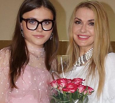 Сумська в білому привітала зефірну дочку-випускницю. ФОТО