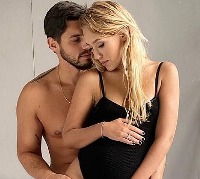 Сплячий Добринін припав до вагітного животика Квіткової, а вона знялася у сексі-спідньому 