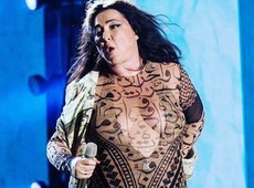 Джей Ло, посунься: Лоліта вразила мережу пишними формами в обтислому комбінезоні