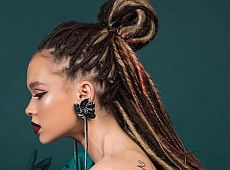 Іменинниця Яремчук знялася у яскравих ковдро-куртках. ФОТО