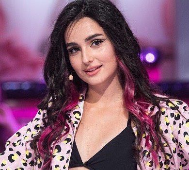 Стягує мене з ліжка: 20-річна Трінчер розповіла про традиції із нареченим