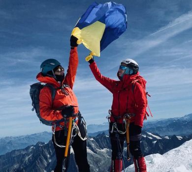 Дружина і донька мера Дніпра у День Незалежності підняли прапор України на Монблані