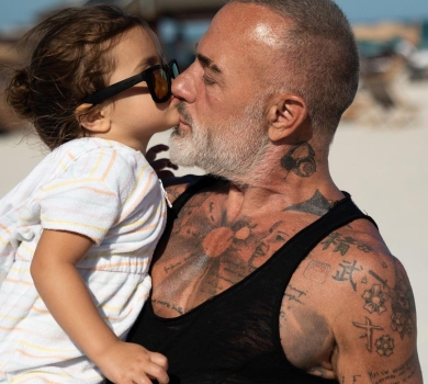 У 55 - наче парубок: м'язистий Джанлука Ваккі показався на пляжі з нареченою та донькою