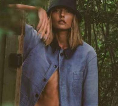 Байкова у денімі оголила груди та сідниці. ФОТО