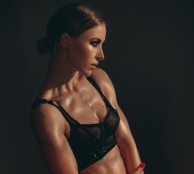 Рівно рік, як я займаюся спортом: Сагайдачна похизувалася м'язистим тілом у білизні-провокації