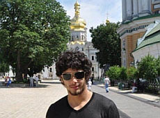 Коханець Мадонни потусив у Києві та поставив свічку за чоловіка