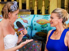 Блохіна з Литовченко та Осадчею подивилася на ієрогліфи свого друга