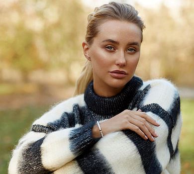 Замріяна жінка Тищенка попозувала в авті для глянцю. ФОТО  