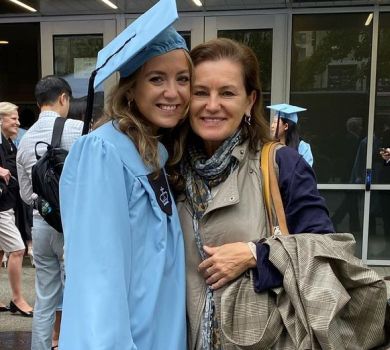 Дісталася Нью-Йорка попри санкції: ексдружина Фрідмана похвалилася донькою-випускницею