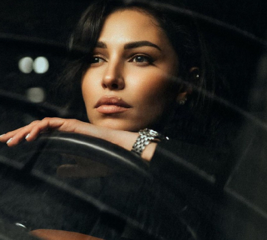 Білі шкарпетки, міні та Prada: Богдан у темряві попозувала коло автівки