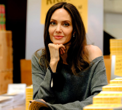 Джолі у витонченому аутфіті показалася на вулицях Парижа. ФОТО