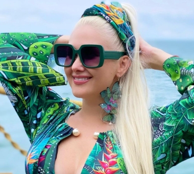 Бужинська на сімейному відпочинку засвітила соковиті форми у купальнику з фламінго