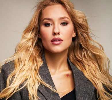 Лосини, дулька та сумка Сhanel: Квіткова вдягнулася та нафарбувалася перед камерою. ВІДЕО