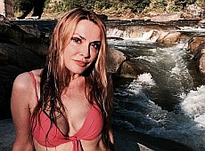 Сумська показала тіло у гірських водах Карпат. ФОТО