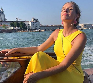 Осадча у Венеції вигуляла жовту сукню та показалася зранку без мейкапу 