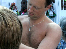 Яценюк роздягнувся на Сорочинському ярмарку. ФОТО