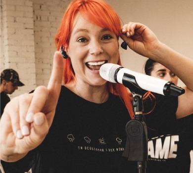 Тарабарова заспівала на сцені з українськими військовими. ВІДЕО