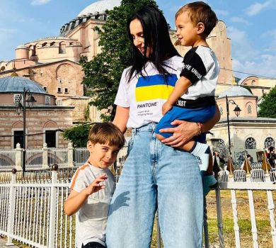 Відчуття з минулого життя: Джамала вперше за війну погуляла з синами у Стамбулі
