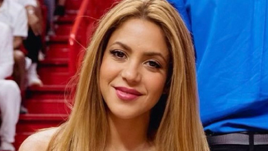 Просто сяє: Шакіра у сексі-боді та в стильному ч/б засвітилася в Парижі