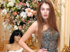 Міс Україна-2009 щось приховує і надихається маками 