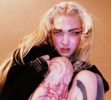 Колишня Ілона Маска прикрасила свої груди шрамами. ФОТО