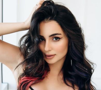 Трінчер у нюдовому спідньому показала своє нове тіло. ФОТО