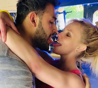 Запахло розлученням? Спірз із чоловіком помітили без обручок 