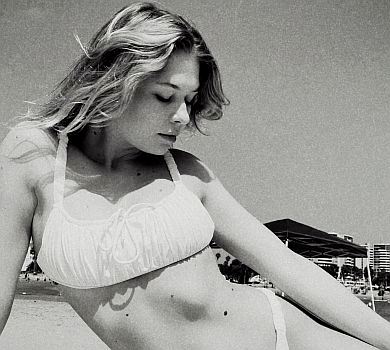 19-річна донька Брежнєвої влаштувала млосну чб-фотосесію в купальнику. ФОТО 