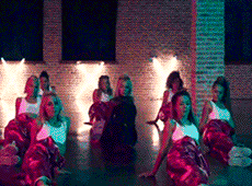 Гросу у кліпі про кросівки танцює в масці-лампі та світить промежиною. ВІДЕО  