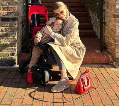 Дружина Зінченка показалася з 1,5-річною донею у брендовому фемілі-луці на сонячній прогулянці