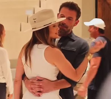 Лопес в білому топі посвітила пресом на прогулянці з Аффлеком у Мілані