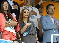 Янукович роздавав автографи, а невістка Ющенка осоромилася