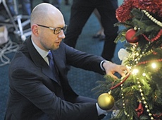 Яценюк з міністрами навішали кульок на ялинку. ФОТО