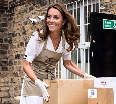 У сукні за $2,4 тисячі та барвистій масці: Кейт Міддлтон вигуляла літній лук