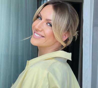 Нікітюк зі звабливим декольте замилувала ніжностями з білявим другом. ФОТО