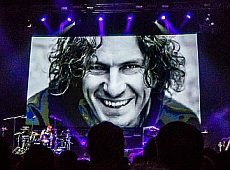 На концерті пам’яті Кузьми його тато заспівав гімн з усім залом. ФОТО. ВІДЕО