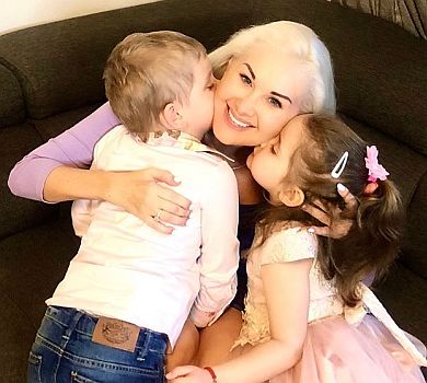 Мама може все: Бужинська сама підстригла трирічного сина. ВІДЕО