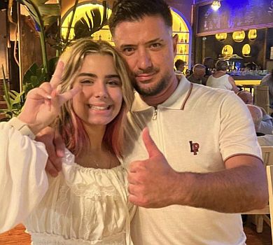 Білий дрескод та кульки: як Мурат Налчаджиоглу 46-річчя з дочкою святкував. ФОТО