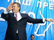 Янукович станцював під Повалій і довів жінку до запаморочення. ВІДЕО