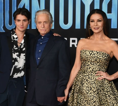 Майкл Дуглас і хижачка Зета-Джонс у сукні $7,7 тисячі відвідали прем'єру з сином