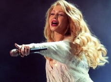 Кароль на концерті в Одесі крутили догори дригом. ФОТО