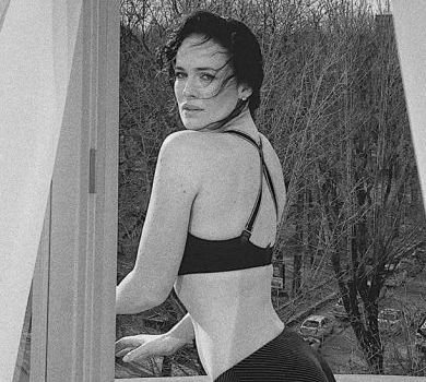 Гола Астаф’єва у ковдрі посвітила грудьми з балкона 