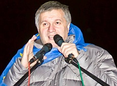 Аваков показує сину світ та захоплюється квіточками. ФОТО 